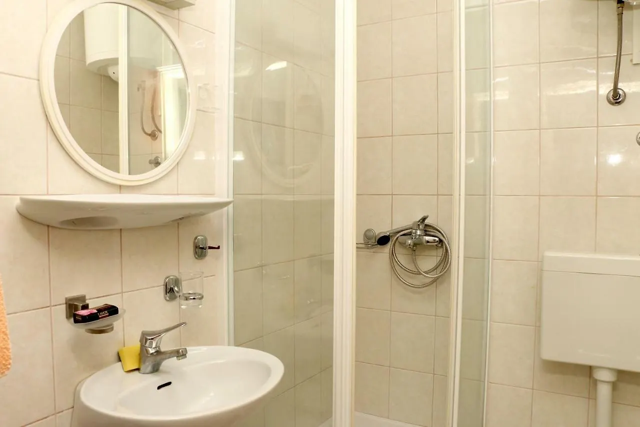 Apartment Apartmani Mary 2 Plus 1 Kukljica